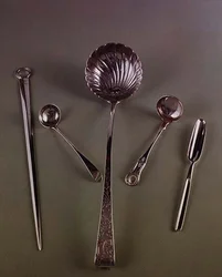 Spieß: Eley und Fearn, 1801; Saucenkelle: IS, Edinburgh, ca. 1800; Suppenkelle von Christopher Haines, Dublin, 1774; Kings Muster Saucenkelle von J.McKay, Edinburgh, 1851; Markknochenlöffel, ca. 1750